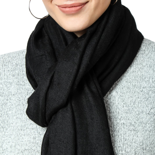 The Benefits of Wearing a Black Cashmere Scarf